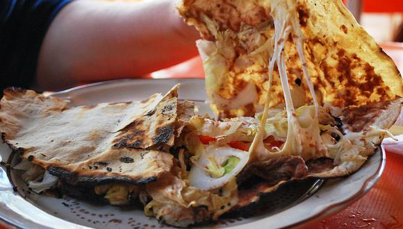 La tlayuda es un plato hecho a base de tortilla de maíz, típico del estado de Oaxaca, en México. (Foto: Wikimedia Commons)