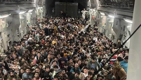Cientos de personas apiñadas en un avión C-17 de la Fuerza Aérea de Estados Unidos que despega de Kabul hacia Qatar el domingo. (DEFENSE ONE).