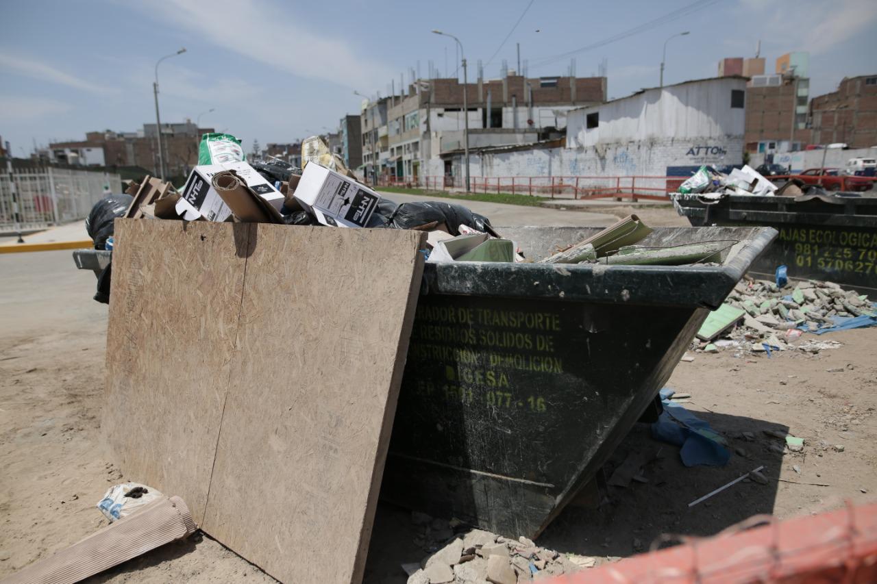 En la cuadra 7 de la Av. Guardia Civil Sur hay montículos de maleza y material de construcción. (Foto: Anthony Niño de Guzmán)