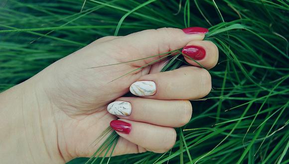 Las mujeres buscamos un esmalte que dure más, pero no debemos dejar de prestar atención a un efecto positivo en las uñas y la piel. (Foto: Pixabay)