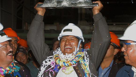 El presidente boliviano Evo Morales (C) sostiene un lingote de estaño el 16 de febrero de 2007 durante una visita al Complejo Metalúrgico Vinto, en Vinto, a 225 km de La Paz. (Foto de Aizar RALDES / AFP)