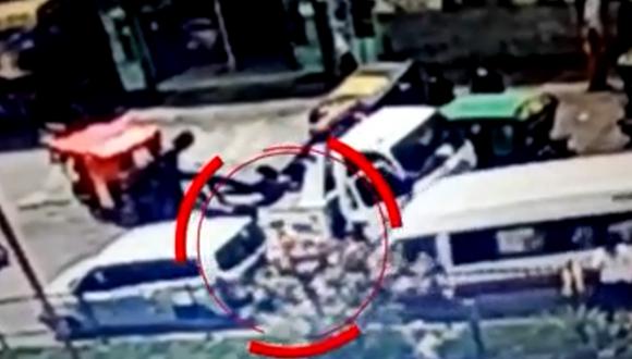 Cámaras de seguridad captaron el momento en que una combi arrolla a un inspector municipal en Ate | Foto: Captura de video / Latina
