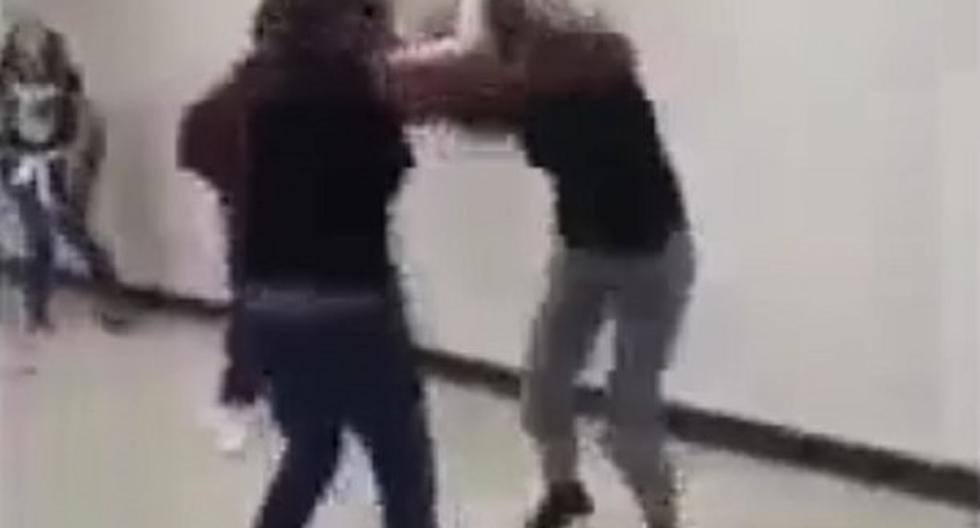 Una peculiar forma de separar a dos chicas peleando. (Foto: Captura)