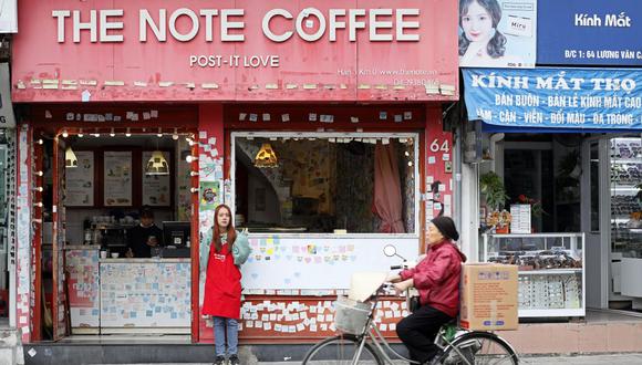 Una mujer espera clientes afuera de una cafetería en una calle de Hanoi, Vietnam, 02 de diciembre de 2020. Vietnam es uno de los países con mayor participación laboral femenina en el mundo, sin embargo, se necesitan más esfuerzos para alcanzar la igualdad de género y protegerlos del acoso sexual. (EFE / EPA / LUONG THAI LINH).