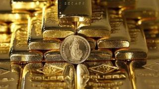 Precios del oro suben el viernes por la debilidad del dólar 
