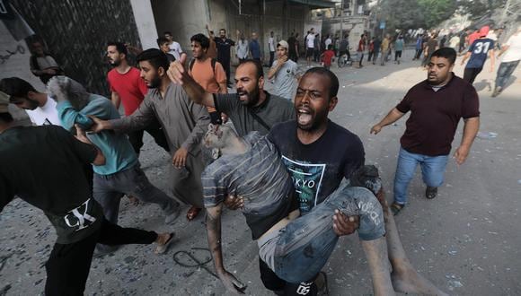 Un palestino carga a un hombre herido tras un ataque aéreo israelí en el norte de Gaza, el 28 de octubre de 2023. . EFE/EPA/MOHAMMED