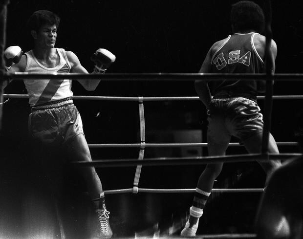 Mexico, October 23, 1975. Cobeñas did everything possible to defeat the more than difficult Sugar Ray Leonard.  The Peruvian was one of the first Latin American boxers to face him.  (Photo: Jorge Chávez / GEC Historical Archive)  