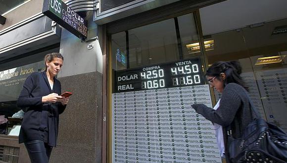 El dólar registraba una caída de 1.29% en Argentina este lunes. (Foto: Reuters)