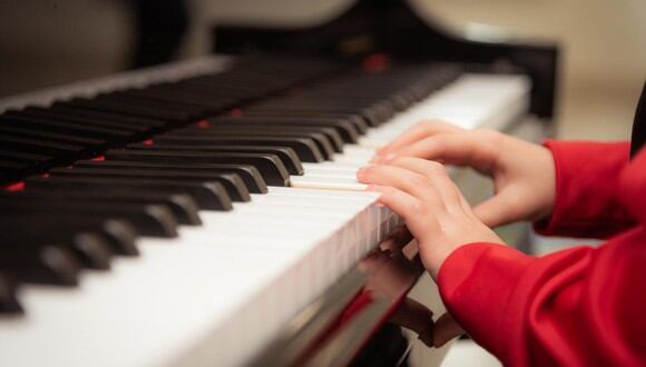 Un video viral logró hacer realidad el anhelado sueño de un niño al que le gusta tocar el piano. | Crédito: Pixabay / Referencial