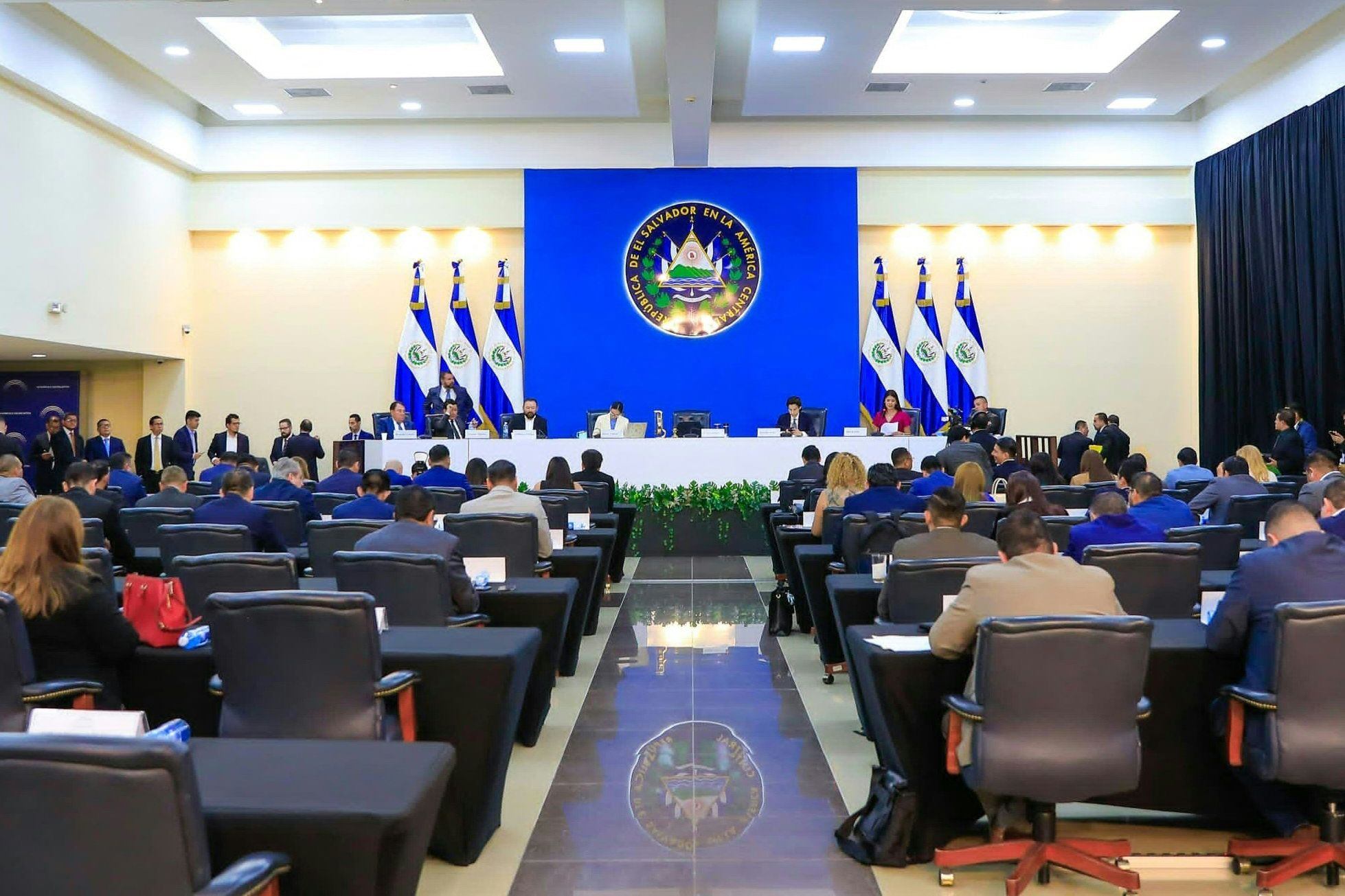 Los diputados asisten a una sesión en la Asamblea Legislativa de El Salvador el 29 de abril de 2024. (AFP).