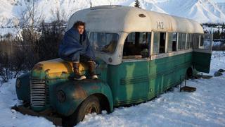 “Into the Wild”: por qué turistas arriesgan sus vidas para conocer un autobús abandonado en Alaska   