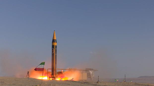 El misil Kheibar durante una prueba en un lugar no revelado. (AFP).