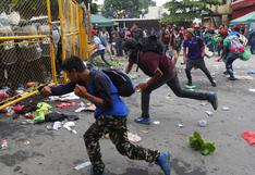 Migrantes rompen valla entre Guatemala y México y se enfrentan con la policía