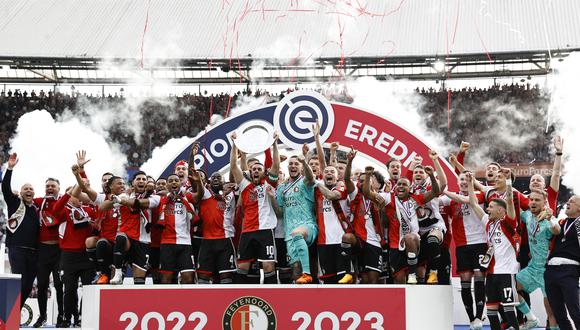 El lateral derecho de la selección peruana logró su primer título en el extranjero. (Foto: AFP)