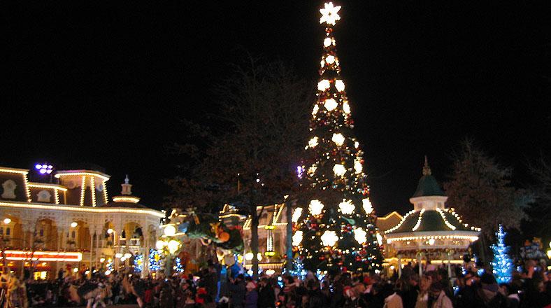 Disfruta el espectacular árbol de navidad en Disneyland Paris - 1