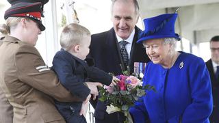 La reina Isabel II rinde tributo a los militares británicos