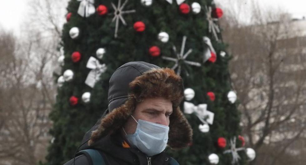 Los expertos y autoridades de todo el mundo se han mostrado preocupados porque las celebraciones por Navidad puedan convertirse en focos de contagio del coronavirus COVID-19. En la imagen, un hombre camina por una calle decorada para las fiestas de fin de año en Moscú, Rusia. (Foto: EFE / EPA / MAXIM SHIPENKOV)