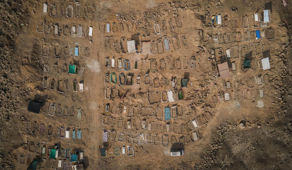 Se calcula un aproximado de 60 tumbas en el cementerio de Chocas. La gran mayoría fue enterrada entre marzo y junio del 2020, donde la pandemia golpeo más el país. (Foto: Jorge Cerdan / @photo.gec)