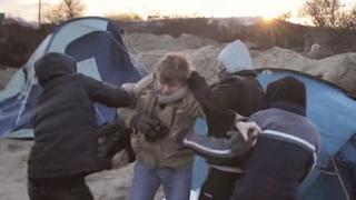 Refugiados roban a periodistas que los grababan [VIDEO]