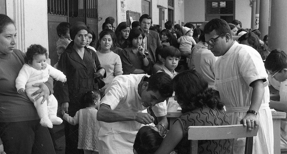 En 1966, se iniciaron las campañas masivas contra la poliomielitis en todo el Perú. Un plan que incluyó un trabajo articulado entre el Ministerio de Salud, los medios de comunicación y diversas instituciones sociales. Todo un ejemplo a seguir. (Foto: GEC Archivo Histórico)
