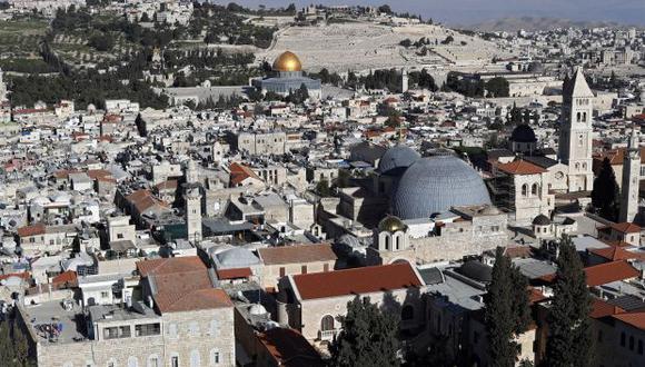 Una vista general muestra la Ciudad Vieja de Jerusalén con las cúpulas grises del Santo Sepulcro y la Cúpula de la Roca y el Monte de los Olivos al fondo. (Foto: AFP)