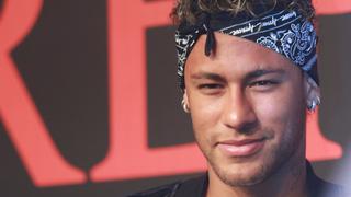 Neymar retornó a España en medio de fuertes rumores sobre su fichaje al PSG
