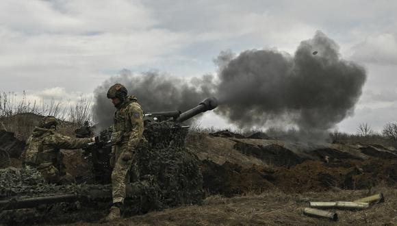 Los militares ucranianos disparan con un obús de 105 mm hacia las posiciones rusas cerca de la ciudad de Bakhmut, el 8 de marzo de 2023 en medio de la invasión rusa de Ucrania. (Foto referencial de Aris Messinis / AFP)