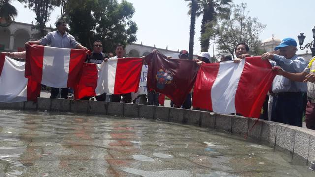 En Arequipa, los ciudadanos se movilizaron por la Plaza de Armas de la ciudad y realizaron el simbólico lavado de banderas. (Foto: Zenaida Condori)