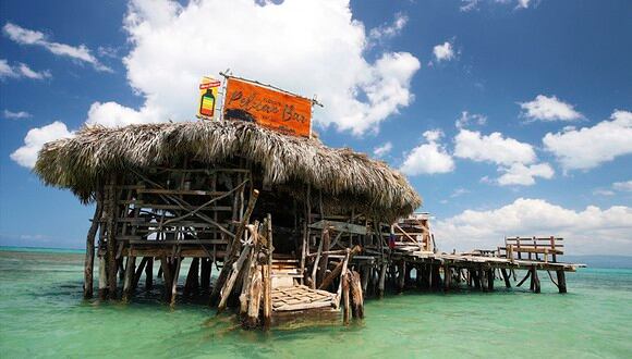 Floyd’s Pelican Bar se encuentra en aguas de Jamaica y solo se puede acceder al mismo nadando o en barca. (Facebook)