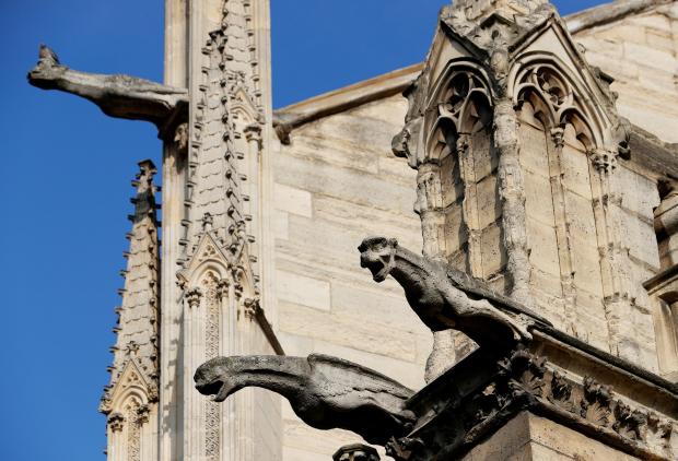 Su construcción comenzó hace unos 850 años, pero la polución y el paso del tiempo han causado desprendimientos de grandes trozos de piedra en la catedral de Notre Dame. (Foto: Reuters)