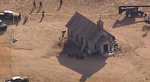 Esta imagen aérea de video proporcionada por KOAT 7 News muestra a los oficiales del condado de Santa Fe respondiendo a la escena de un tiroteo fatal accidental en una película. (Noticias de KOAT 7 vía AP).