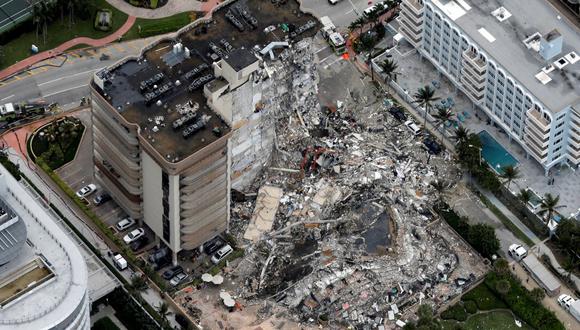 Una vista aérea que muestra un edificio parcialmente derrumbado en Surfside, cerca de Miami Beach, Florida, Estados Unidos, el 24 de junio de 2021. (REUTERS/Marco Bello).