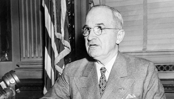 Harry Truman (1884-1972), el 33º presidente de los EE. UU., se dirige a los medios de comunicación en 1945 en Washington, D.C. (Foto de AFP)