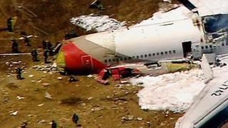“La cola del avión se estrelló contra la pista y se desprendió”