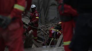 Cercado de Lima: horas de angustia en el rescate de albañil que quedó atrapado tras derrumbe de casona el sábado | FOTOS