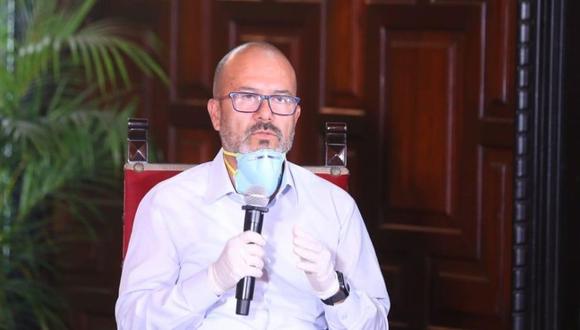 El titular de Salud durante la conferencia de prensa del Ejecutivo para dar alcances del covid-19 en el Perú (Foto: Presidencia)