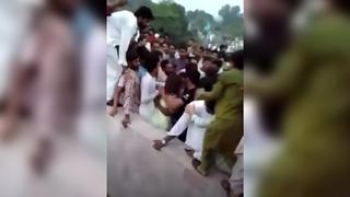 Indignación en Pakistán después de que una turba de hombres agrediera a usuaria de TikTok