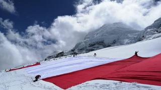 Áncash: colocan Bandera del Bicentenario en la cumbre del nevado Huascarán (VIDEOS)