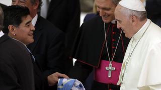 Así fue el emotivo encuentro entre el papa Francisco y Maradona