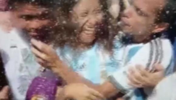 Periodista de Latina TV acusa ser atacado con gas pimienta en los festejos de Argentina | Foto: captura
