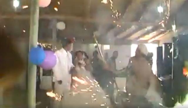 Una página de Facebook en Colombia compartió el sorpresivo video viral de una boda que casi se incencia por manejo de fuegos artificiales. (Foto: Captura)