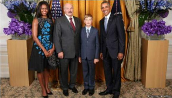 ¿Por qué el líder de Bielorrusia lleva a su hijo al trabajo?