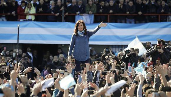Cerca de 40 mil personas fueron hoy al estadio del Arsenal para escuchar a la ex presidenta de Argentina, Cristina Ferández, quien regresó con ese acto a la política de su país. (Foto: AP)