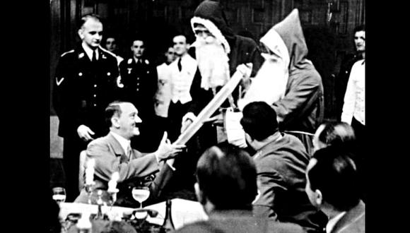 Hilter celebra la Navidad junto a sus compañeros Nazis.