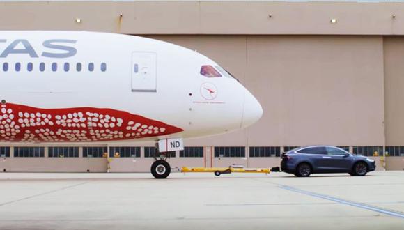 YouTube | Un avión de 130 toneladas es remolcado por un auto Tesla | VIDEO (Foto: Captura)