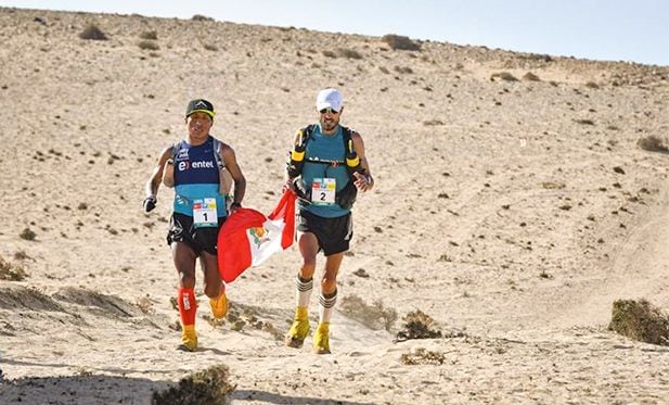 El corredor nacional Remigio Huamán (izquierda) ha ganado las últimas tres ediciones de la HMDS de Fuerteventura (España). 