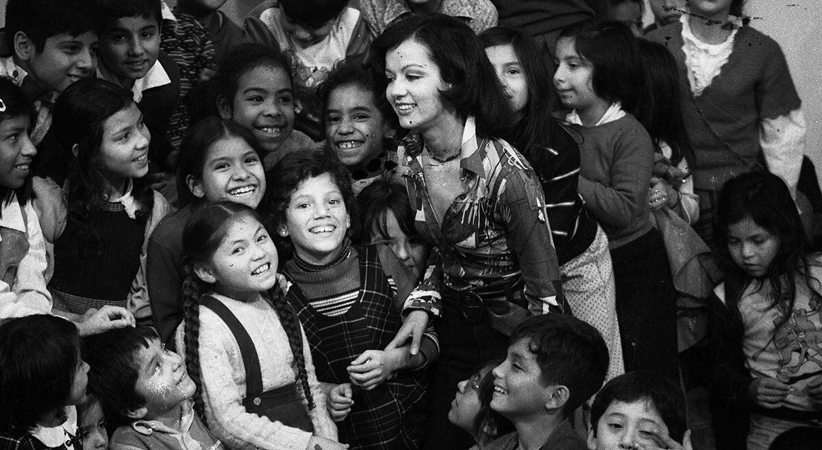 Lima, 8 de setiembre de 1976. Como animadora de "El mundo de los niños" en Canal 4. Los menores ya adoraban a Yola, solo bastaba ver esos pequeños y radiantes rostros. (Foto: GEC Archivo Histórico)