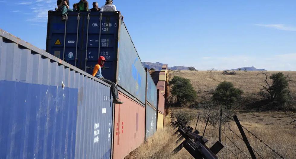 El muro de contenedores en Arizona cuesta alrededor 95 millones de dólares y cubrirá 16 kilómetros. (Foto AP/Ross D. Franklin).