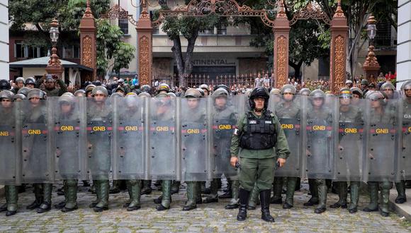 Efectivos de la Guardia Nacional Bolivariana (GNB) custodian las entradas al Palacio Federal Legislativo de Venezuela el pasado martes. (EFE/ Miguel Gutiérrez).