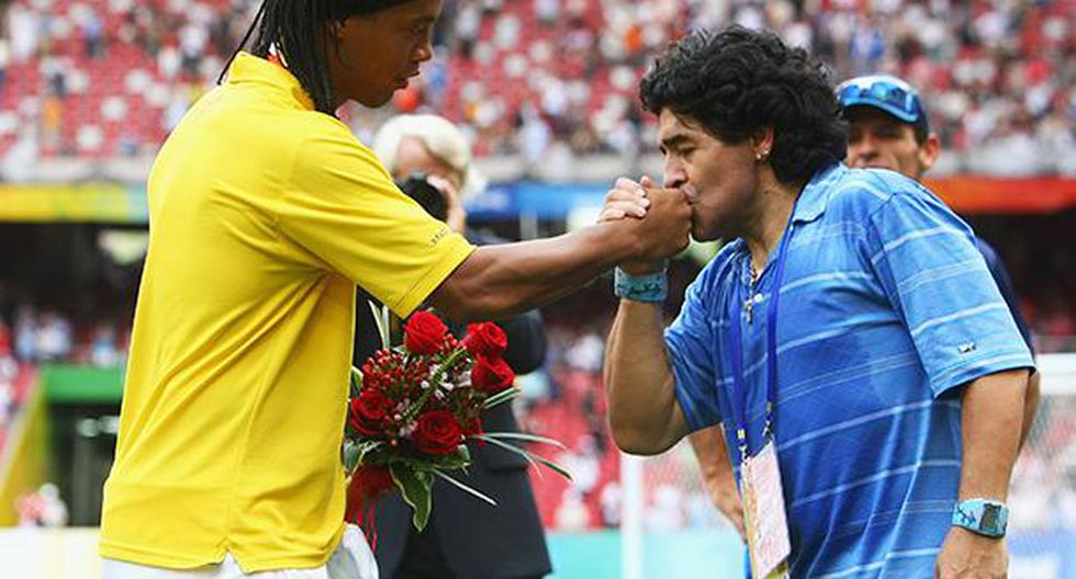 Ronaldinho y Diego Maradona, dos grandes del fútbol. (Foto: Getty Images)